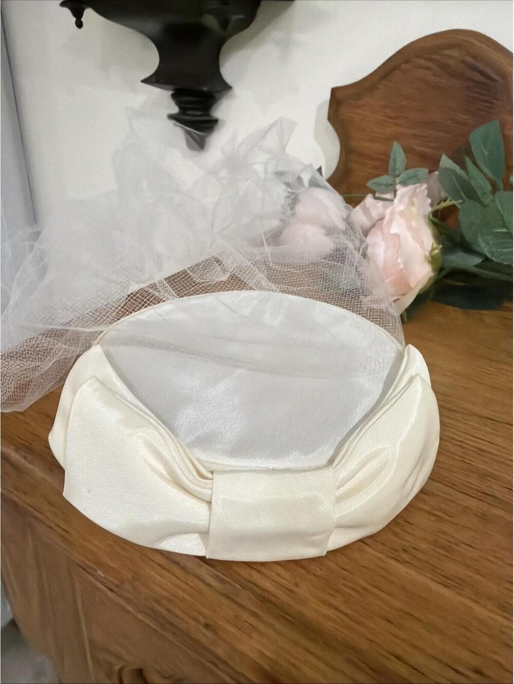 VTG Off-White Fascinator Hat w/ Veil Bridal Bow Front 1960s Retro Minimalist Mod